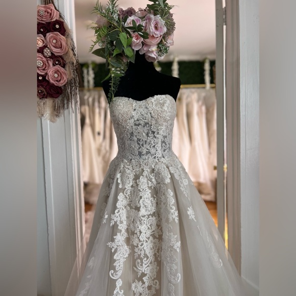 David’s Bridal Lave Wedding Dress - Picture 5 of 5